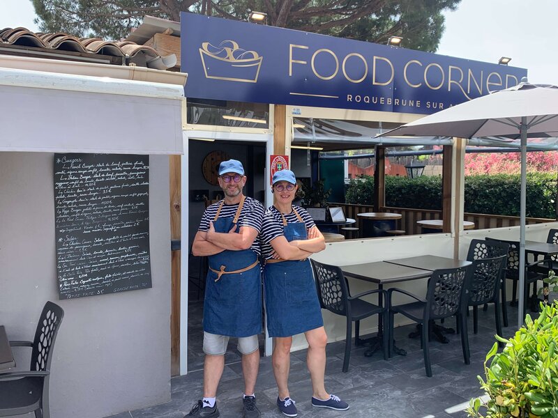 Jorris et Estelle devant Food Corner